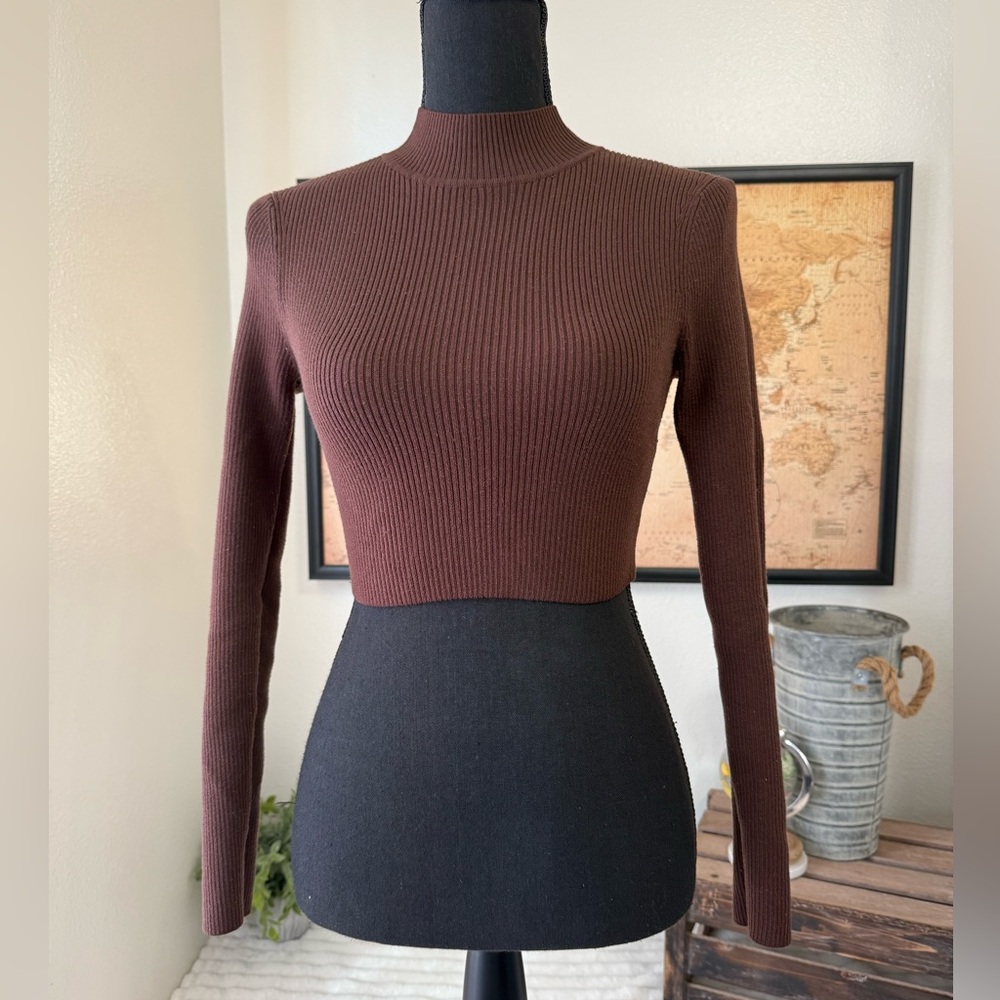 Divided ribbed cropped mock neck top size small